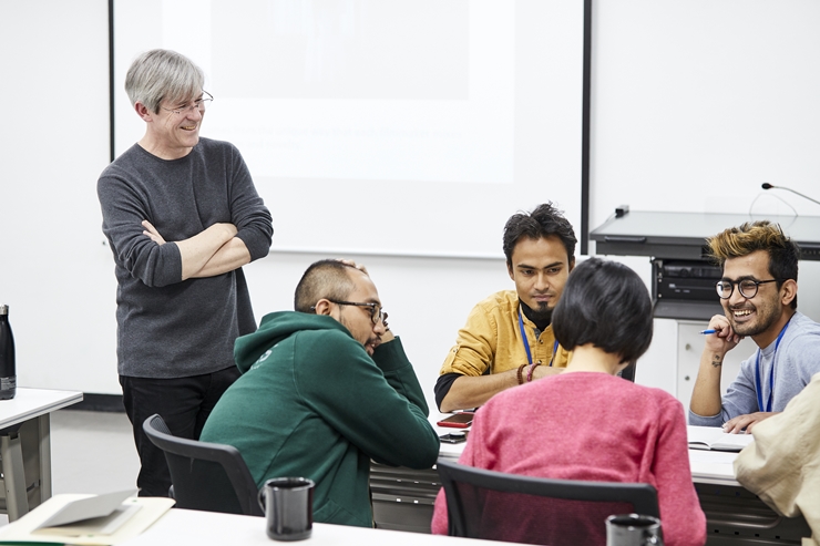 2~3면-메인-달시파켓 교수가 부산아이상영화학교에서 국제 영화비즈니스 아카데미 수업을 진행하고 있다